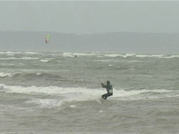 How to handle strong winds when kitesurfing