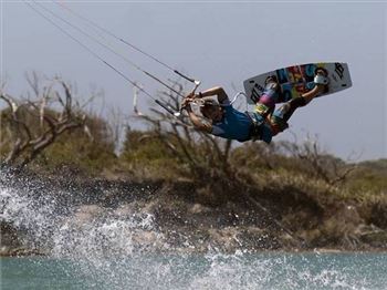 Learn how to S-Bend with Ewan Jaspan - Kitesurfing News